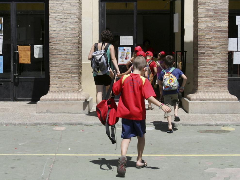 Varios alumnos entran en el colegio San Vicente de Huesca