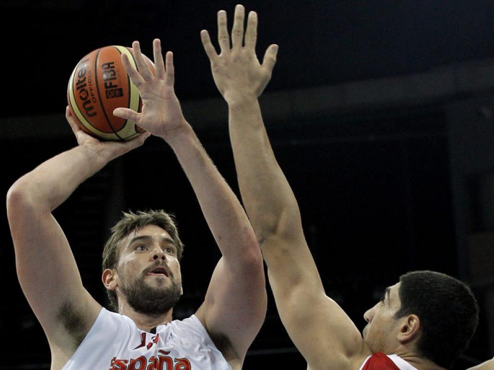 Marc Gasol lanza a canasta