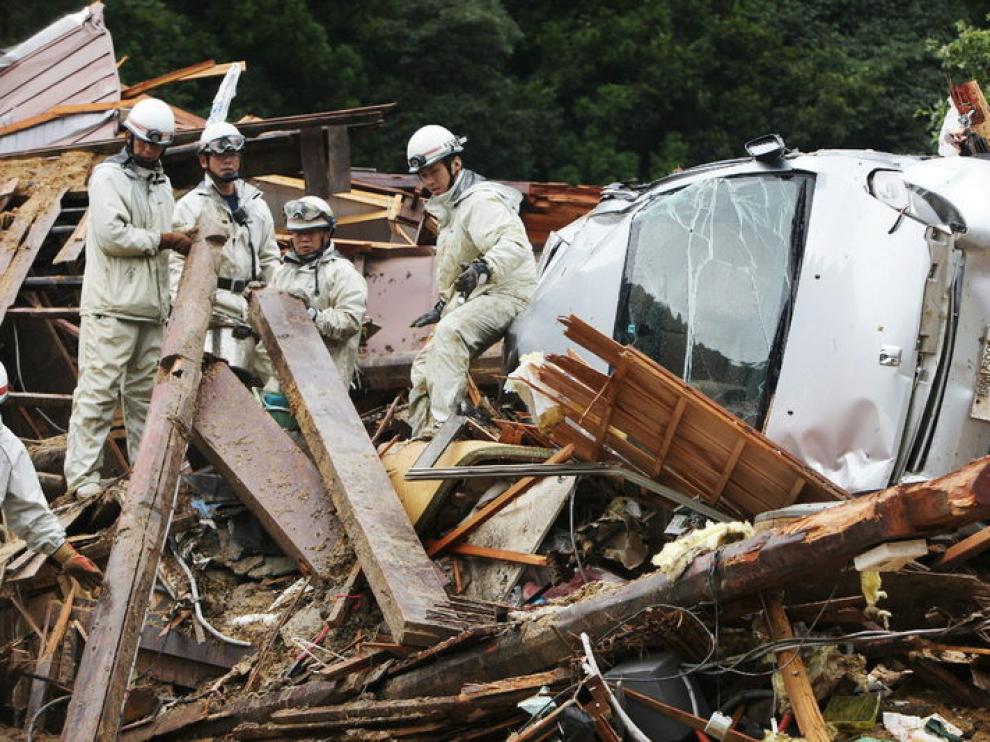 Trabajos de rescate tras el tifón 'Talas'