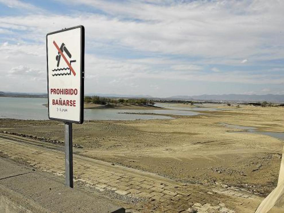 En La Sotonera, al 33% de su capacidad, ya son visibles amplias zonas sin agua.