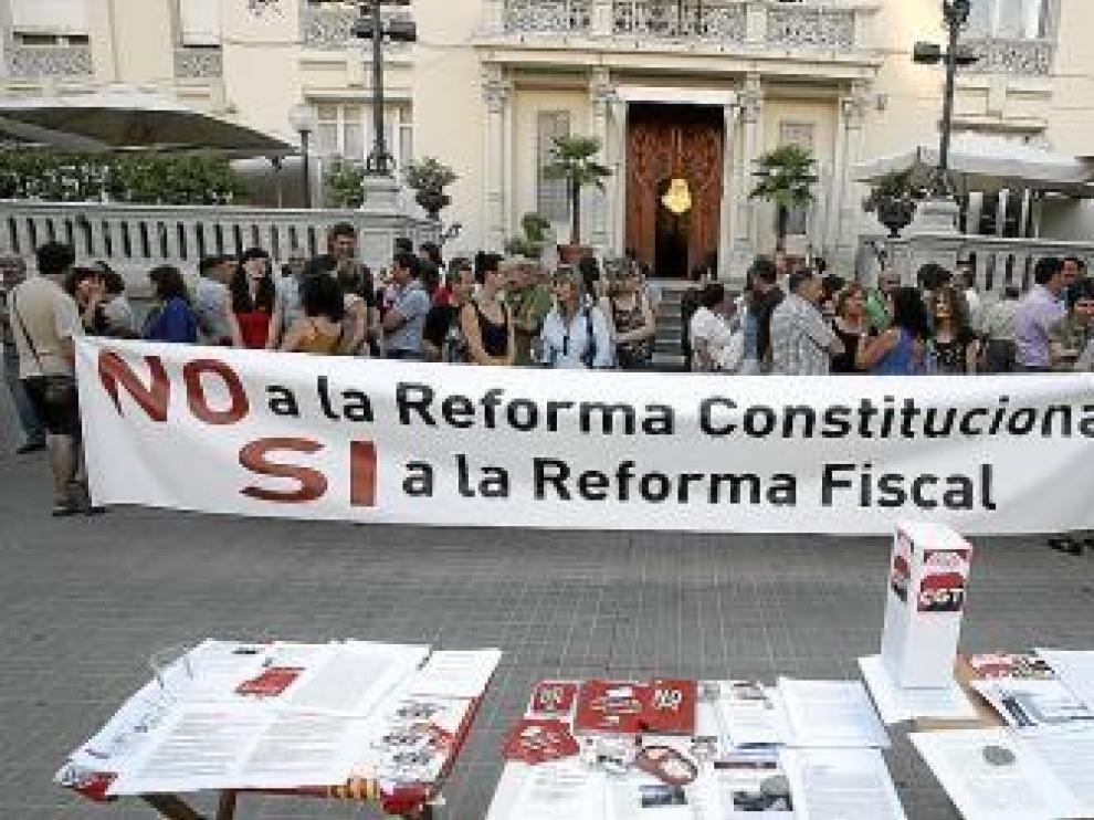 Pancarta desplegada por sindicatos y partidos.
