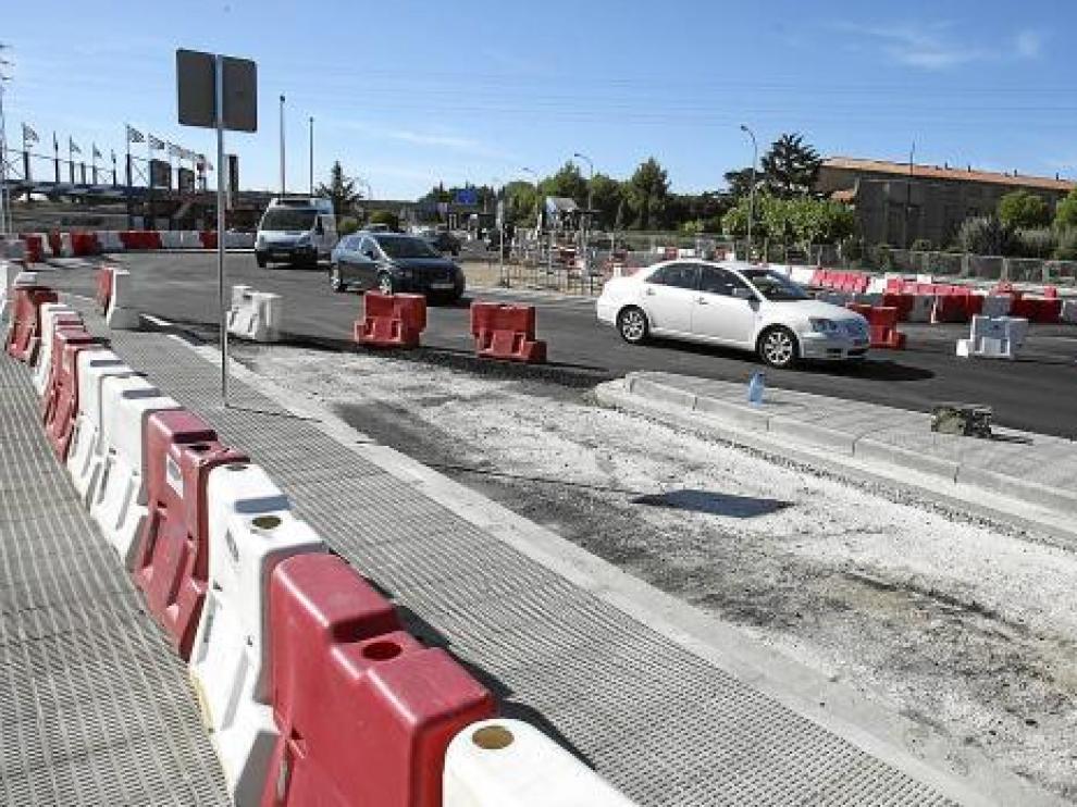 La rotonda regula el acceso al centro comercial Coso Real.