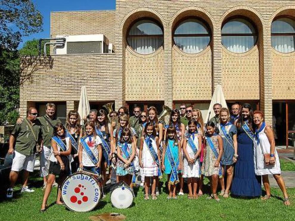 La charanga Sugarri junto a las damas y ferranqueras.