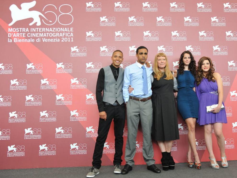 Andrea Arnold en el centro junto a su equipo de 'Cumbres borrascosas'