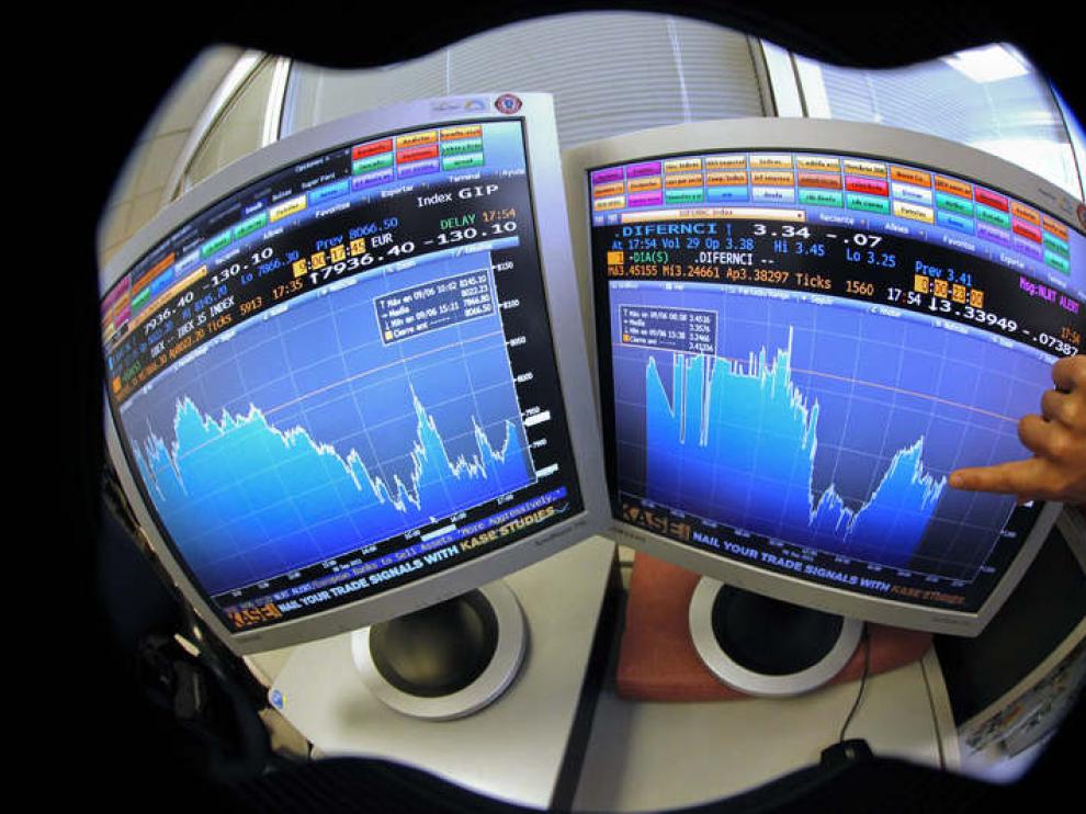 El Ibex ha bajado este martes el 1,61% (pantalla izquierda)
