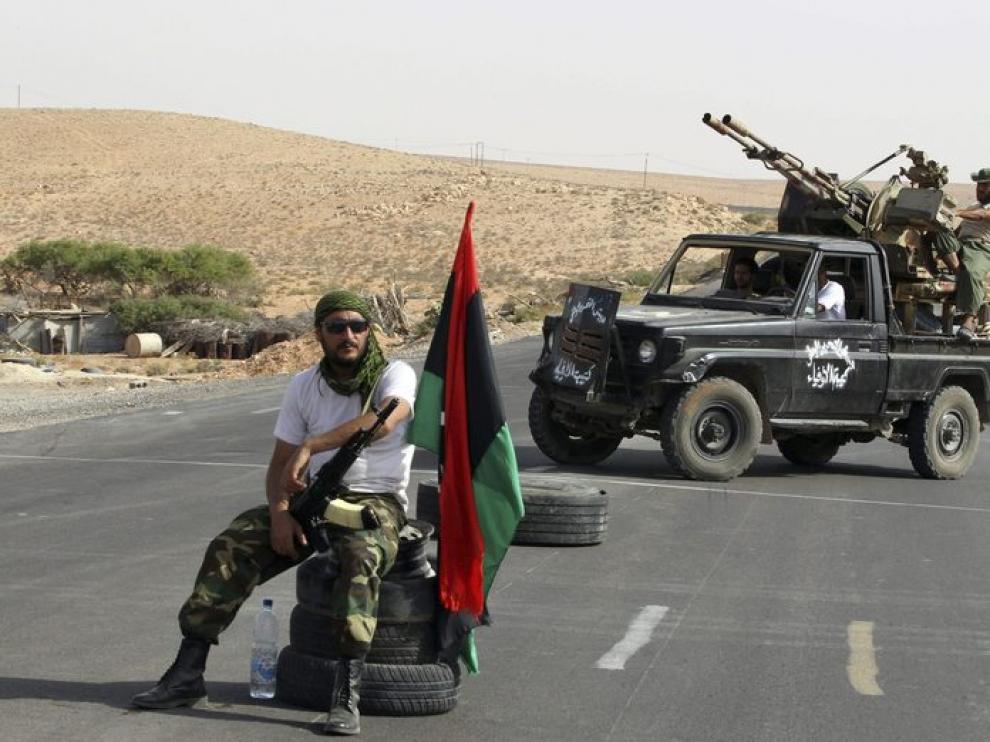 Rebeldes libios, en un punto de control en la carretera de Tarhuna hacia Bani Walid, Libia