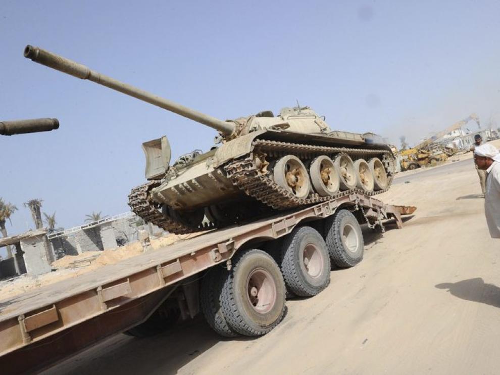 Los rebeldes custodian las carreteras antes de entrar a Bani Walid