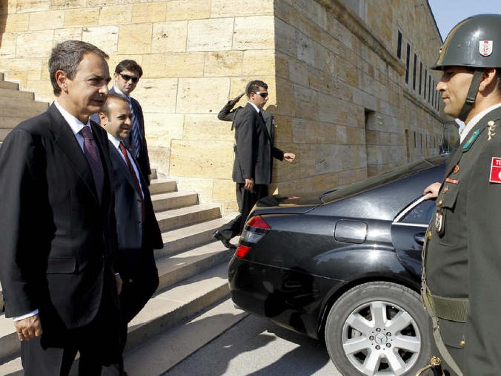 Ofrenda de Zapatero ante el mausoleo de Ataturk, fundador de la Turquía moderna