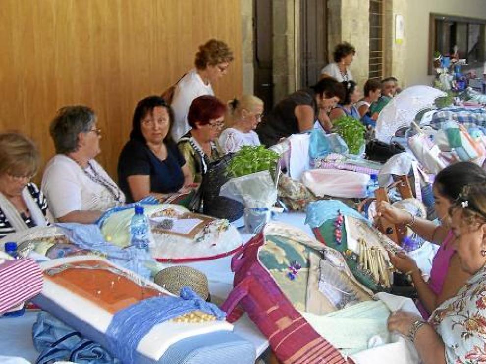 Participantes en el encuentro de bolillos este lunes, en la plaza Mayor de Graus.
