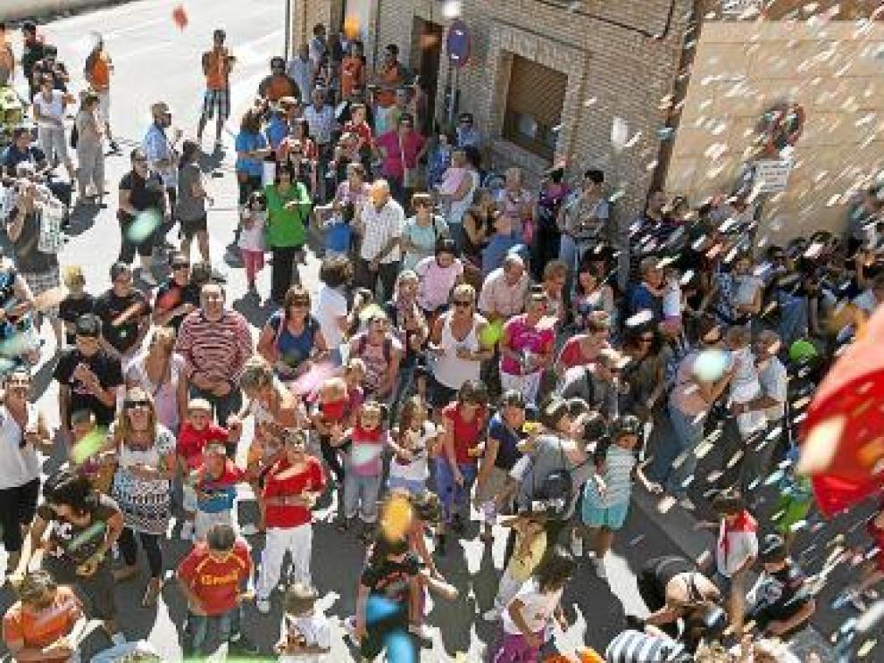 Los vecinos de Monzalbarba, ayer durante el pregón.