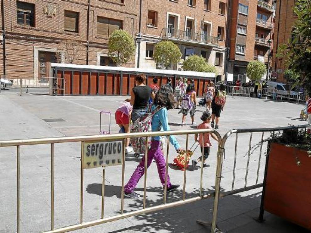La plaza de las Monjas ha sido delimitada con vallas para que sirva de recreo.