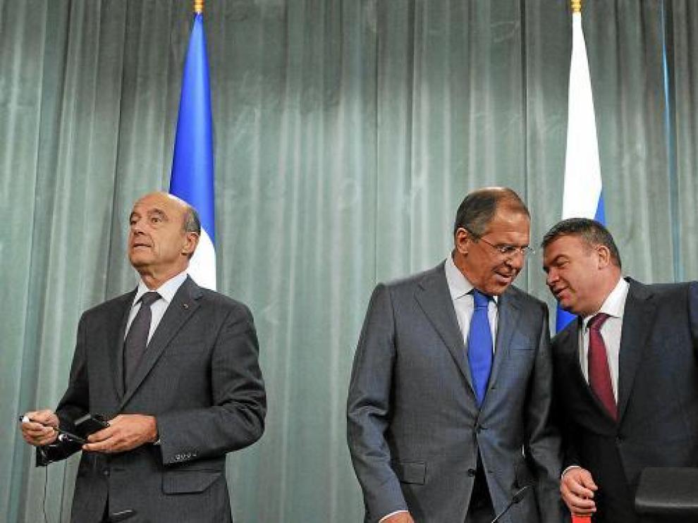 El ministro de Exteriores francés Juppé (i), su homólogo ruso Lavrov y el de Defensa, Serdyukov.