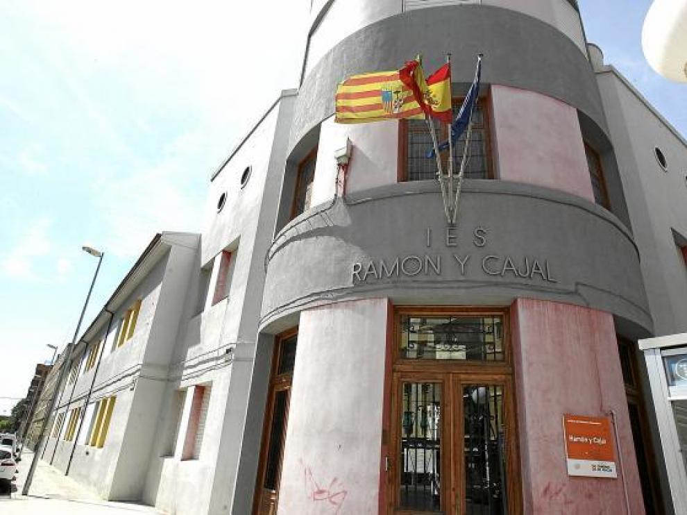 El IES Ramón y Cajal fue uno de los que realizó obras, en este caso en la cubierta del edificio principal.