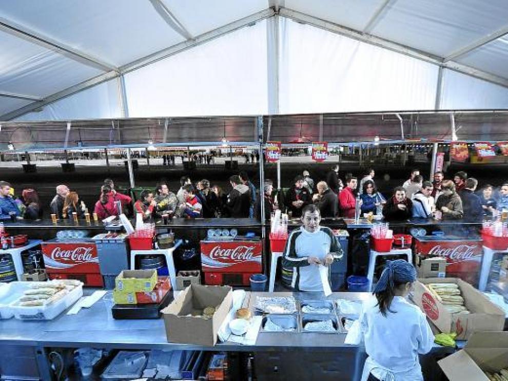 Imagen de una de las barras del recinto de Interpeñas durante las fiestas del Pilar de 2008.