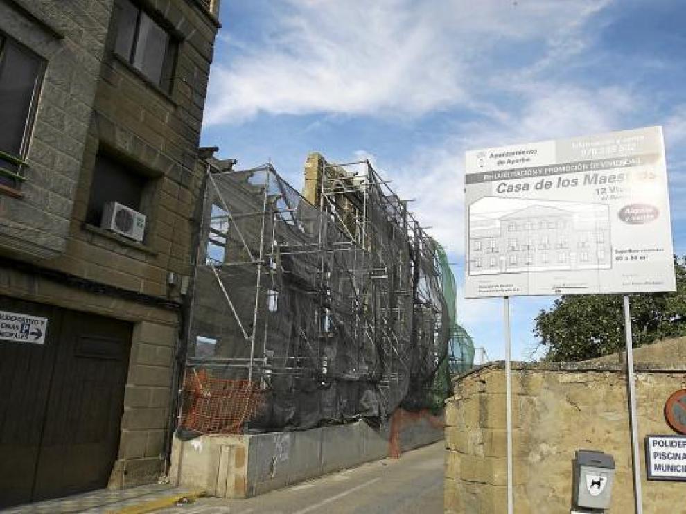Fachada de la Casa de los Maestros, donde un cartel aún recuerda el proyecto para construir pisos.