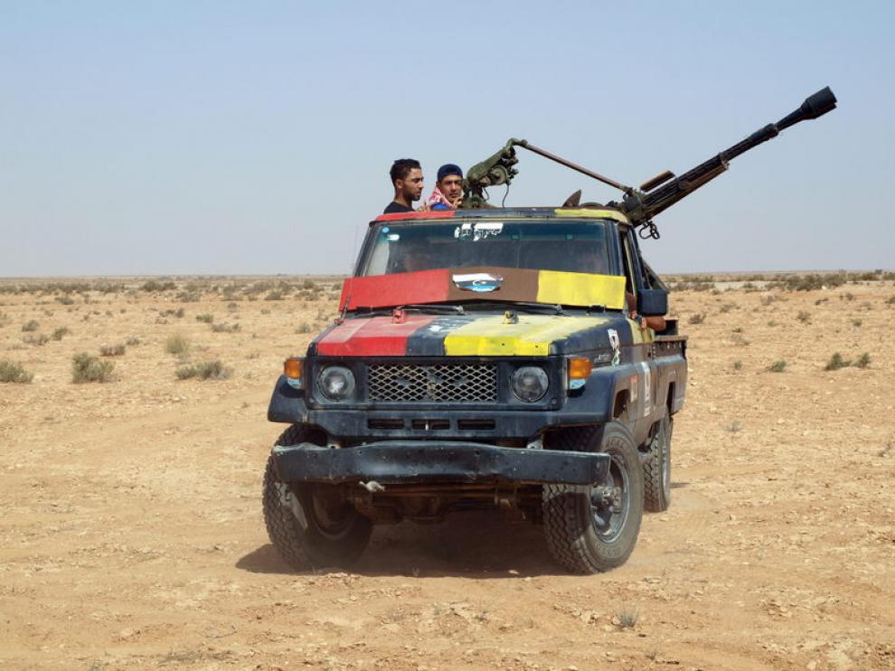 Rebeldes libios patrullan cerca de la destruida base gadafista en Bani Walid
