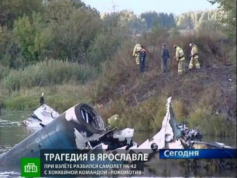 Captura de televisión del canal ruso NTV que muestra restos de la aeronave tras el accidente