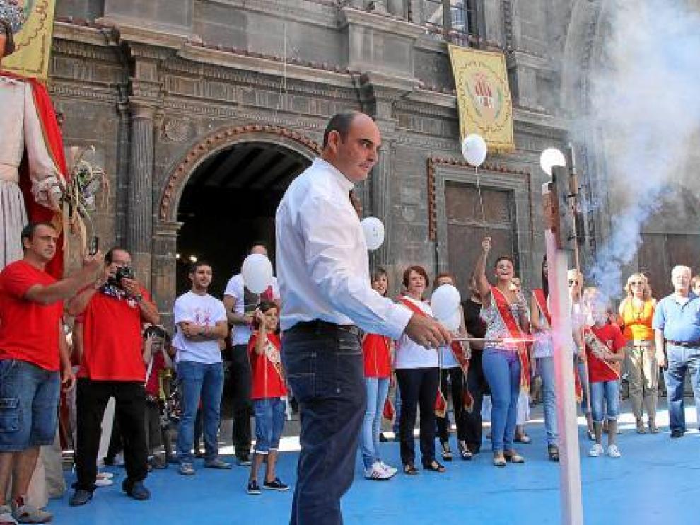 El alcalde Gracia Suso fue el encargado de encender el primer cohete anunciador.