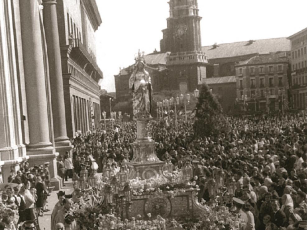 Fotografía de la procesión del Día del Pilar de 1960