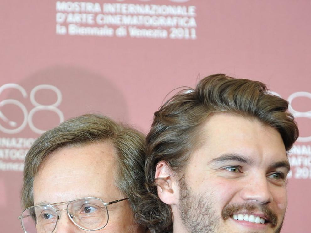 El director William Friedkin junto al actor Emile Hirsch en Venecia
