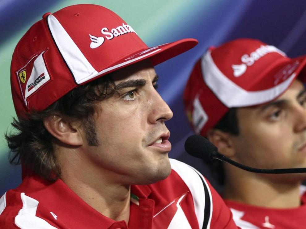 Alonso y su compañero Massa, durante una rueda de prensa