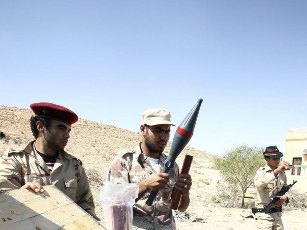 Rebeldes libios preparan municiones en la carretera que va a Bani Walid