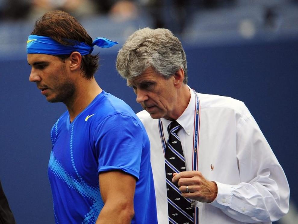 Rafa Nadal conversa con el árbitro