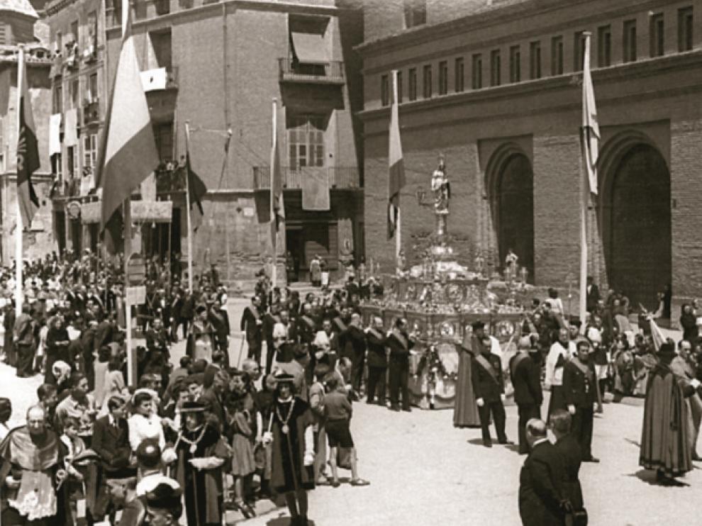 Procesión del Día del Pilar, en los años 40