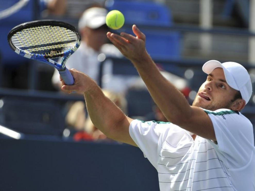 Andy Roddick efectúa un saque durante el partido