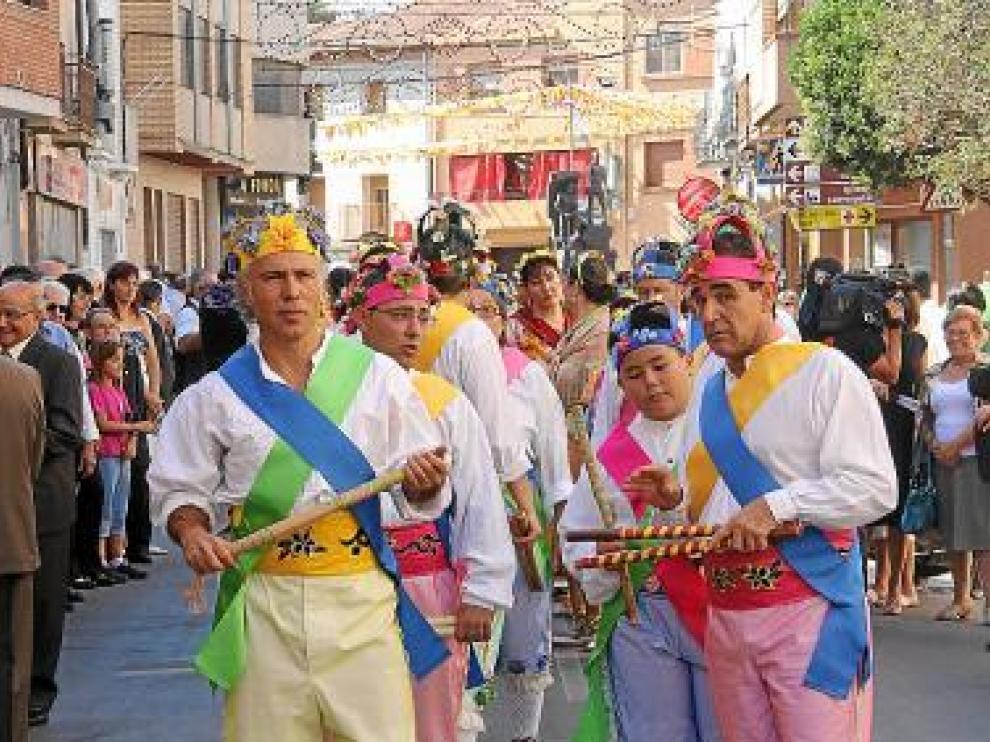 El grupo de dance puso color a la procesión a San Macario