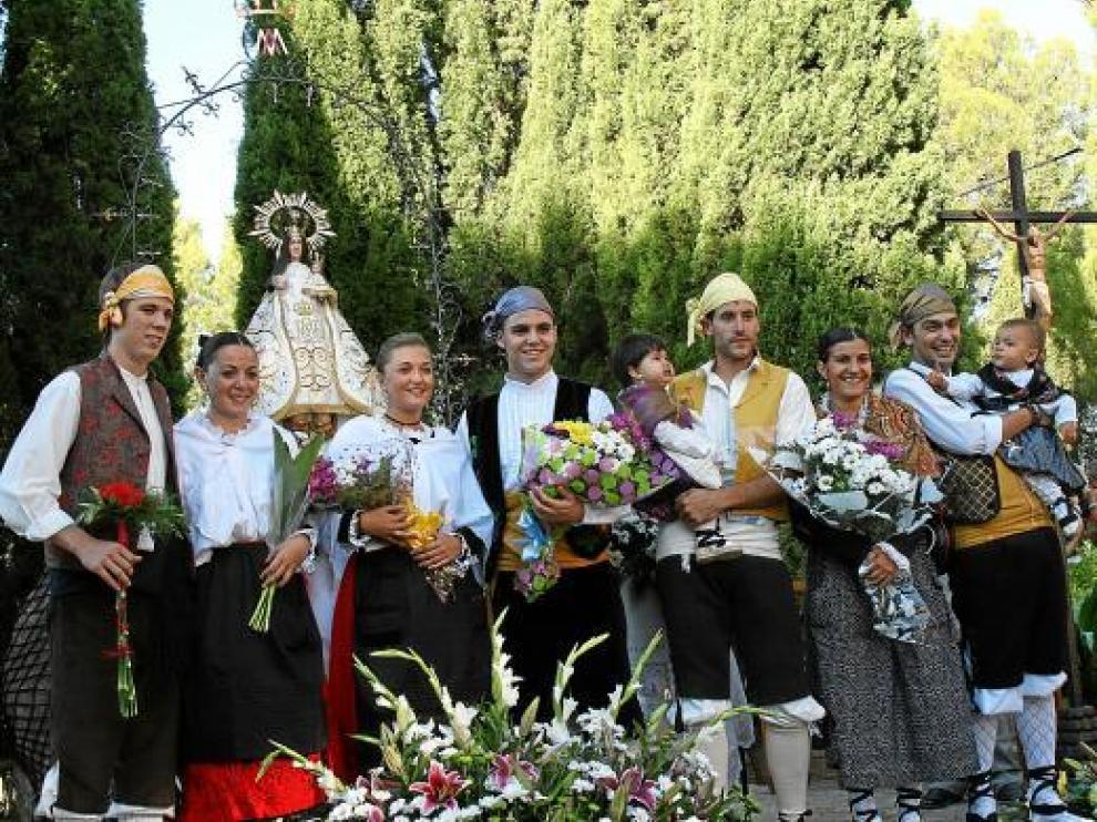 Un grupo de participantes en la ofrenda de flores a la Virgen de los Pueyos