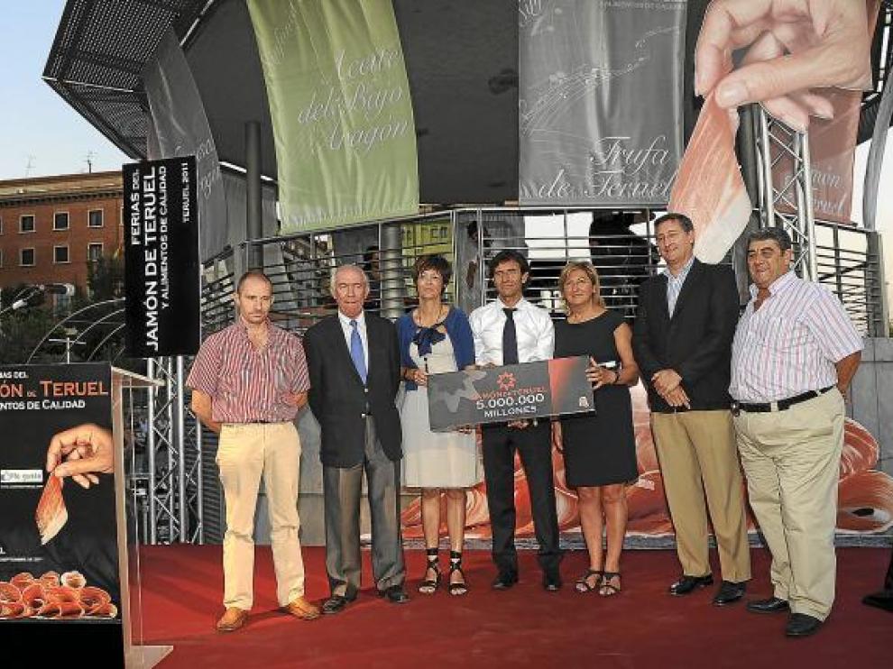 A la derecha, el industrial jamonero ganador. En el centro, Luis Milla, que recibió un jamón
