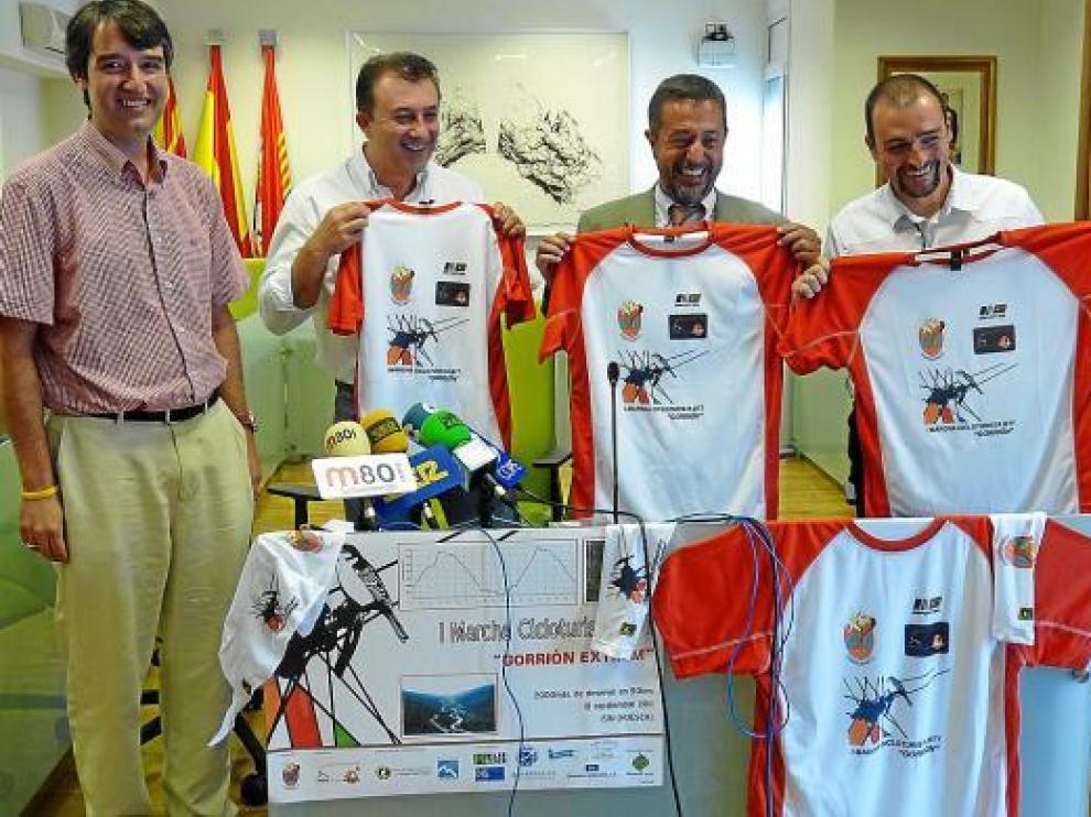Imagen de la presentación de los maillots conmemorativos de esta primera edición.