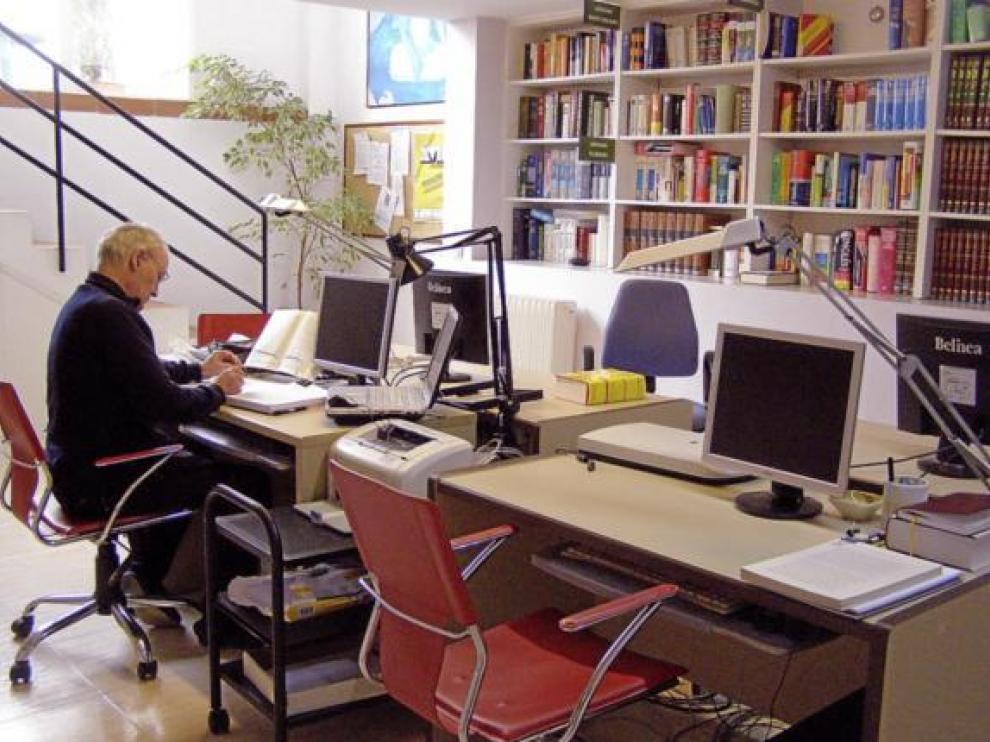 Imagen de archivo de un especialista documentándose en la biblioteca de la Casa del Traductor de Tarazona