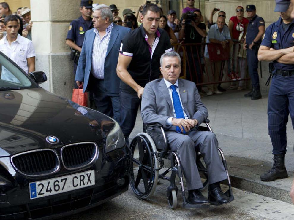 El torero, en silla de ruedas, a su llegada a los juzgados