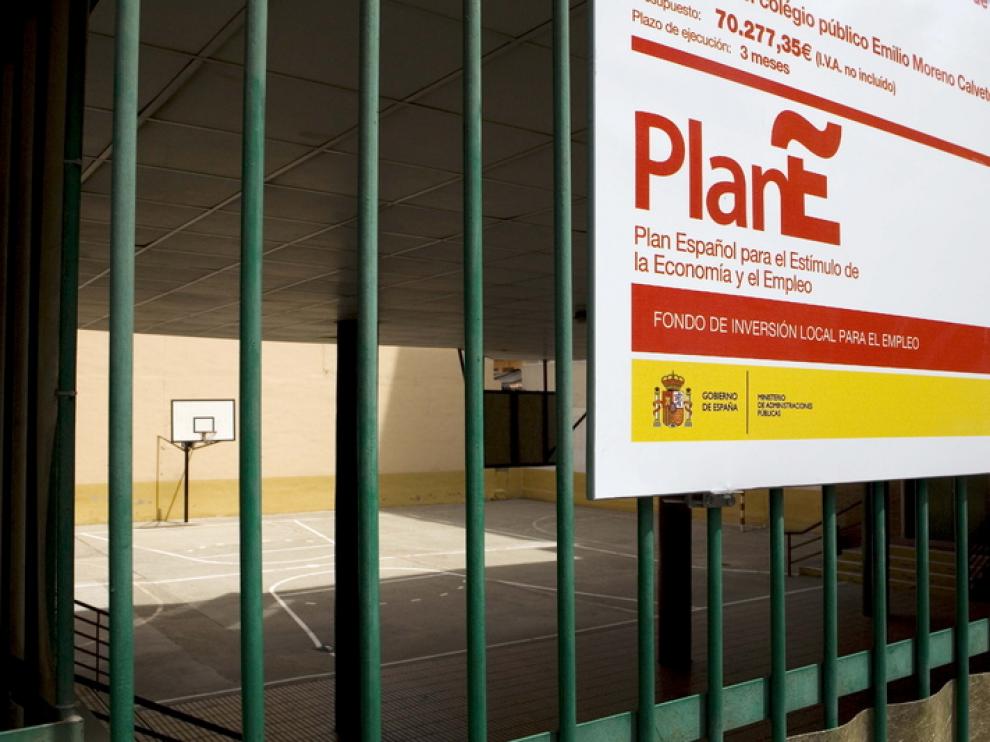 Un cartel del Plan E en un colegio.