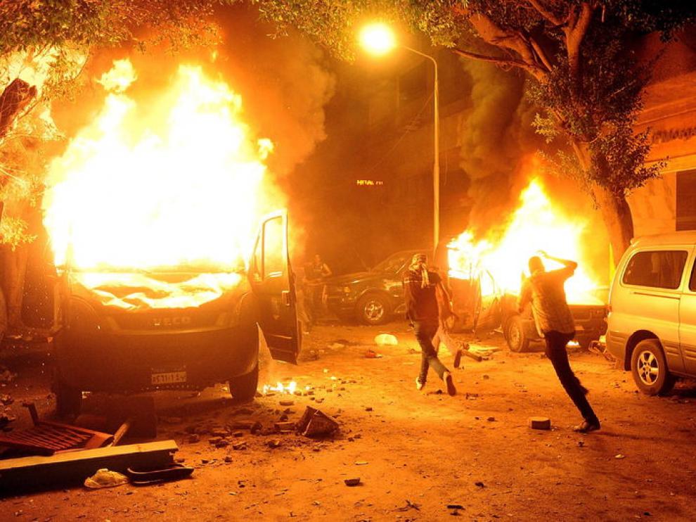 Manifestantes queman vehículos de la Policía, anoche en el Cairo