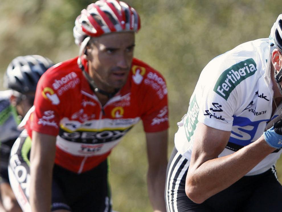 Froome, seguido por Cobo, come algo durante la etapa