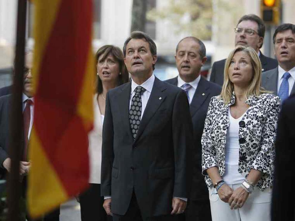 El presidente Artur Mas, la vicepresidenta y otros miembros de la Genrralitat durante la ofrenda floral