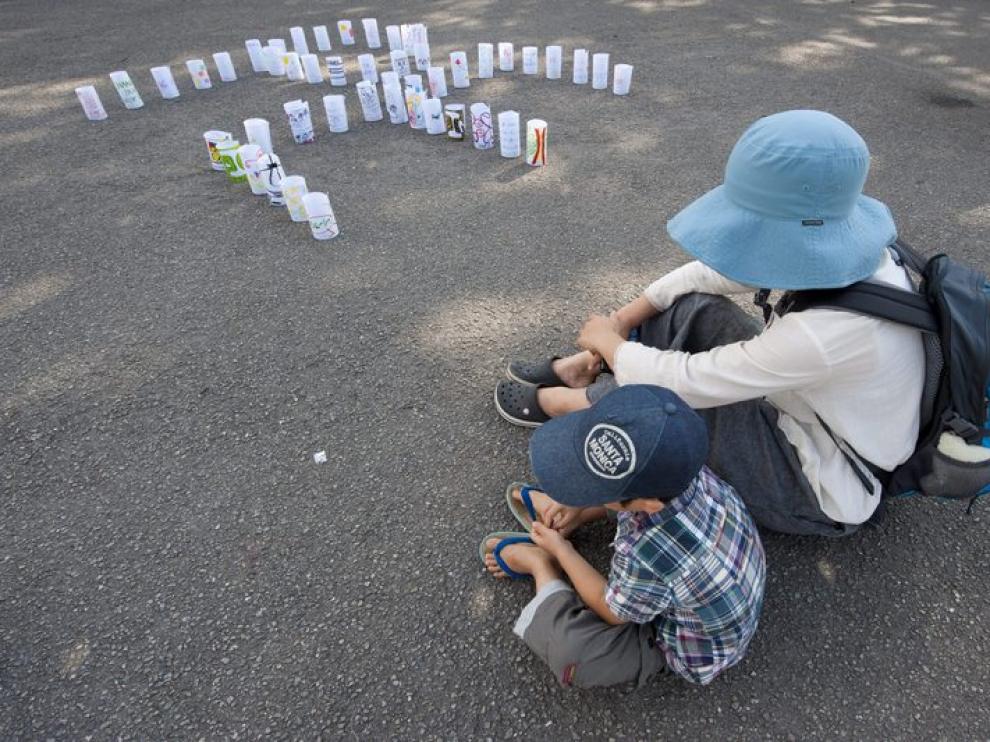 Una madre y su hijo, en un homenaje en Tokio