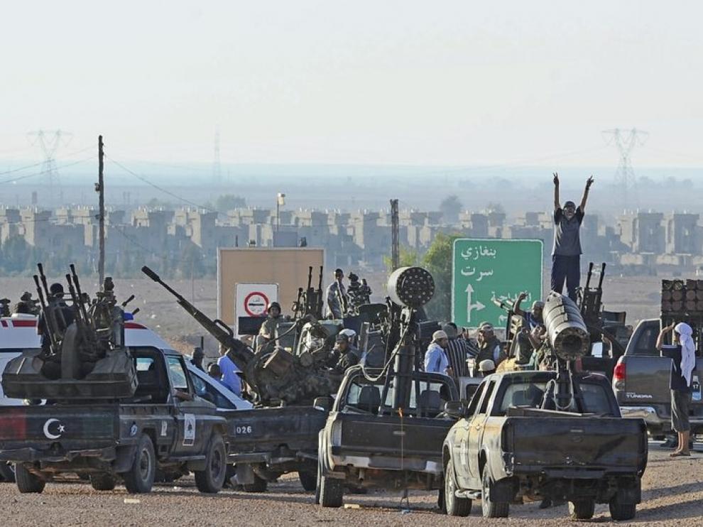 Rebeldes libios preparan sus armas antes de la entrada en Sirte
