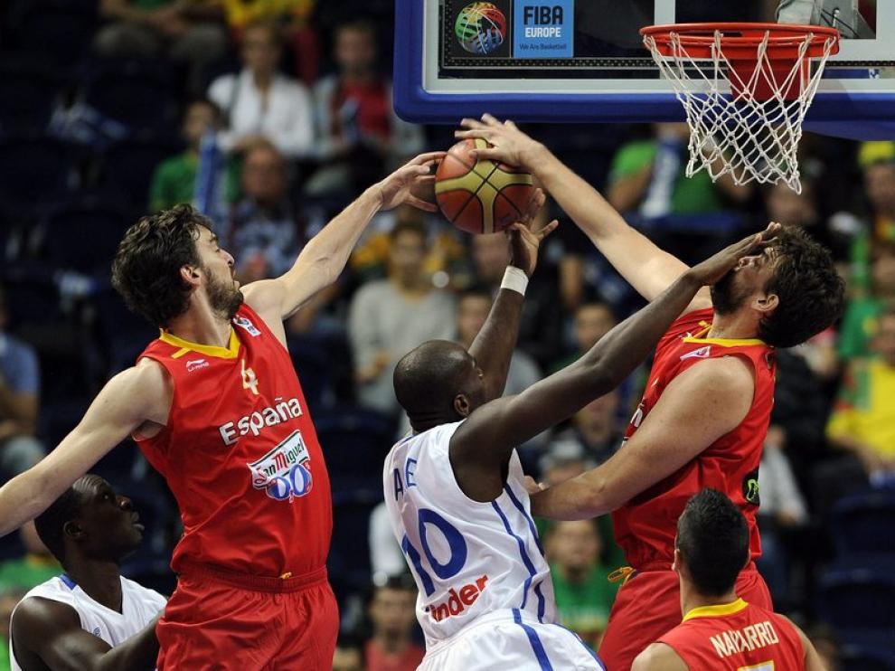 Los hermanos Gasol taponan el tiro de un rival