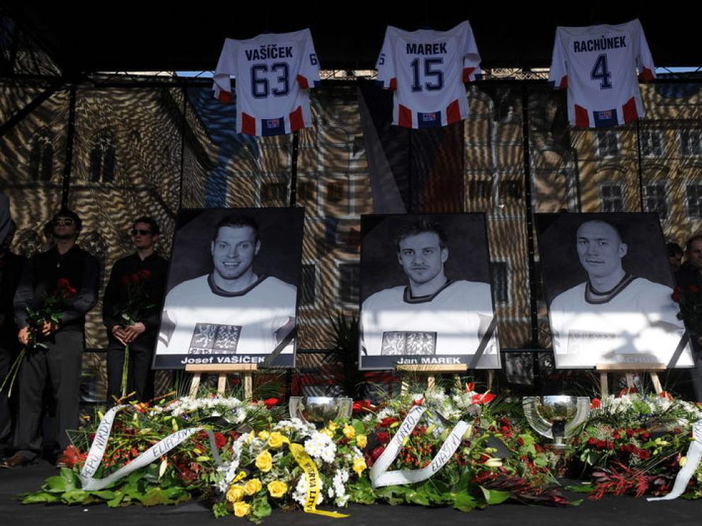 Homenaje en los jugadores checos fallecidos en el accidente aéreo de Moscú.