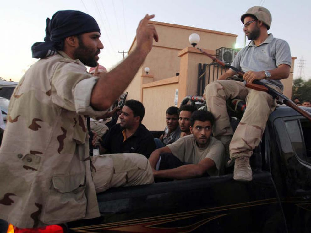Rebeldes libios detienen a supuestos soldados gadafistas cerca de Bani Walid