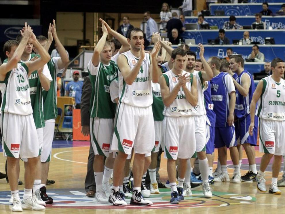 Los jugadores de eslovenia celebran su triunfo sobre Finlandia