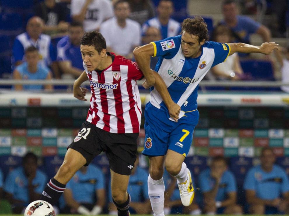 Herrera conduce un balón bajo la presión del espanyolista Baena