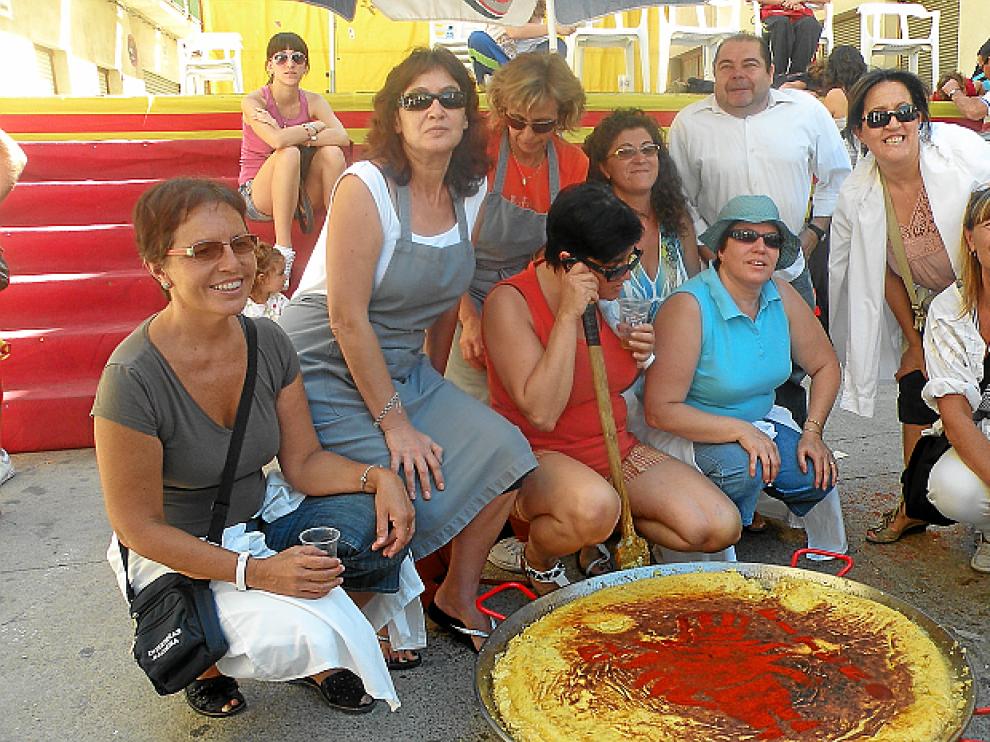 La peña El Fitero con su tortilla de 30 kilos.
