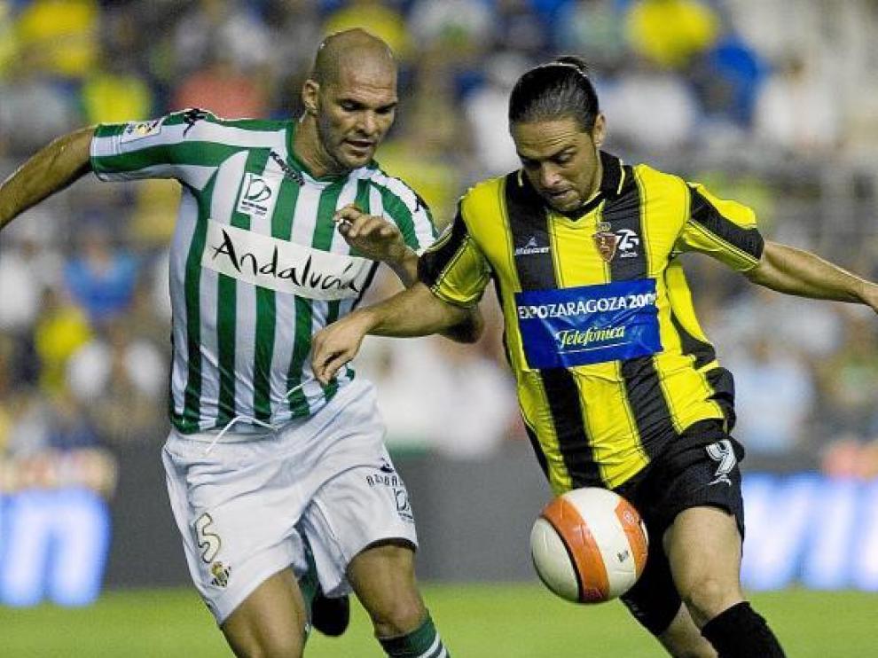 David Rivas trata de cortar un avance de Sergio García cuando el primero jugaba en el Betis.