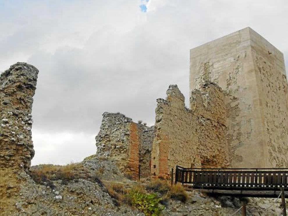 En la imagen puede verse la torre ya rehabilitada y una de las pasarelas instaladas.