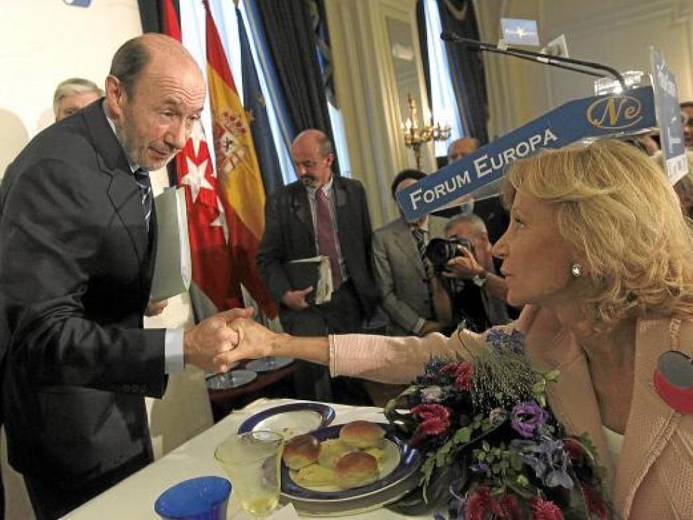 Rubalcaba saluda a Elena Salgado, antes de intervenir ayer el Fórum Nueva Economía en Madrid.